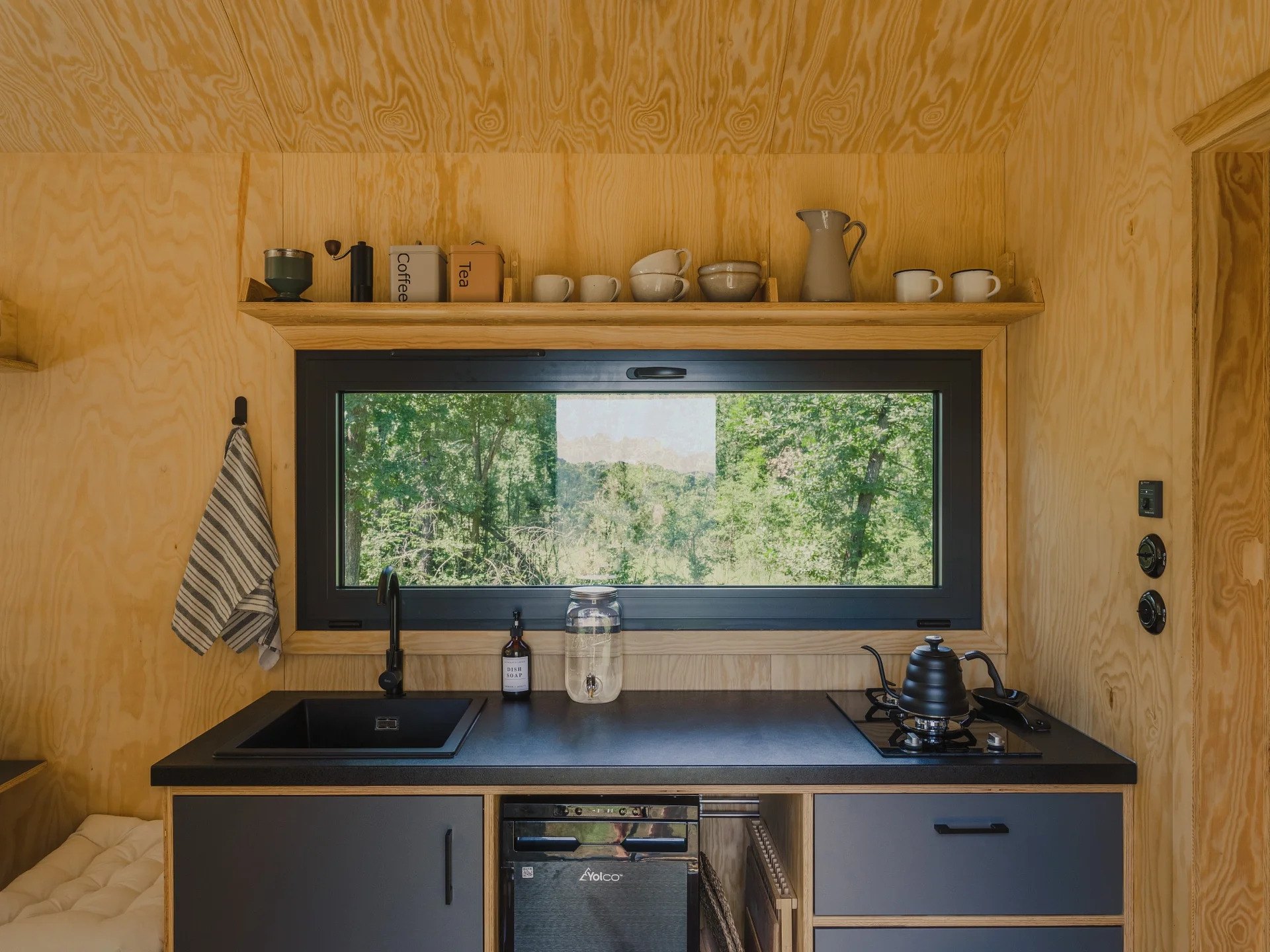 The worktop sits at 90 cm. Units and appliances are chosen in the configurator.